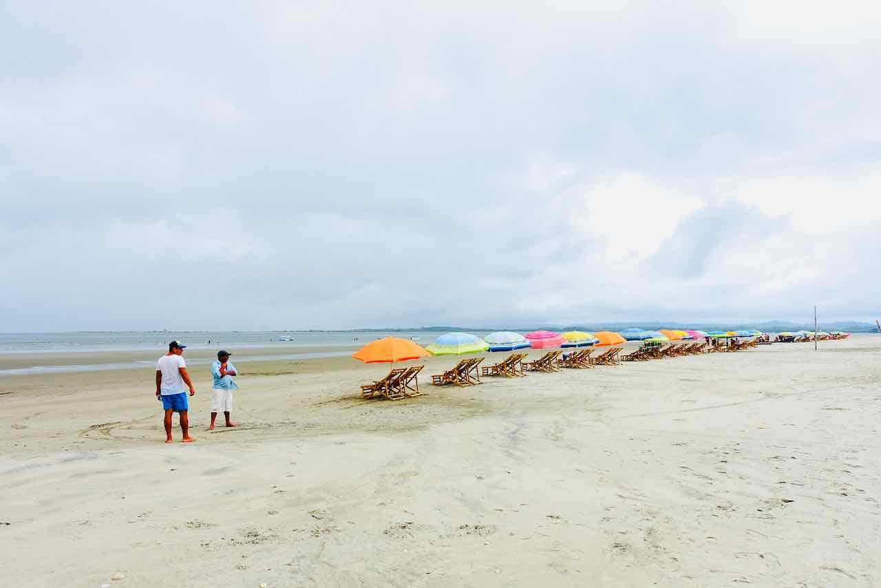 Strand mit Liegestühlen in Cojimíes