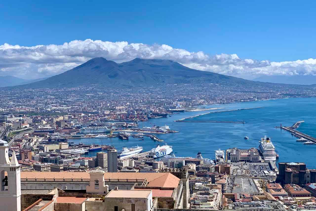 Neapel: Blick von der Festung Sant’Elmo auf den Hafen und die Stadt mit dem Vesuv im Hintergrund © PetersTravel Peter Pohle