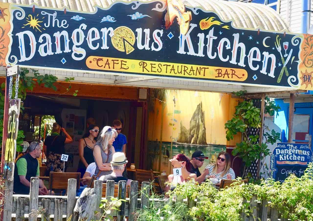 Takaka: The Dangerous Kitchen, Restaurant mit schönen Plätzen an der Commercial St