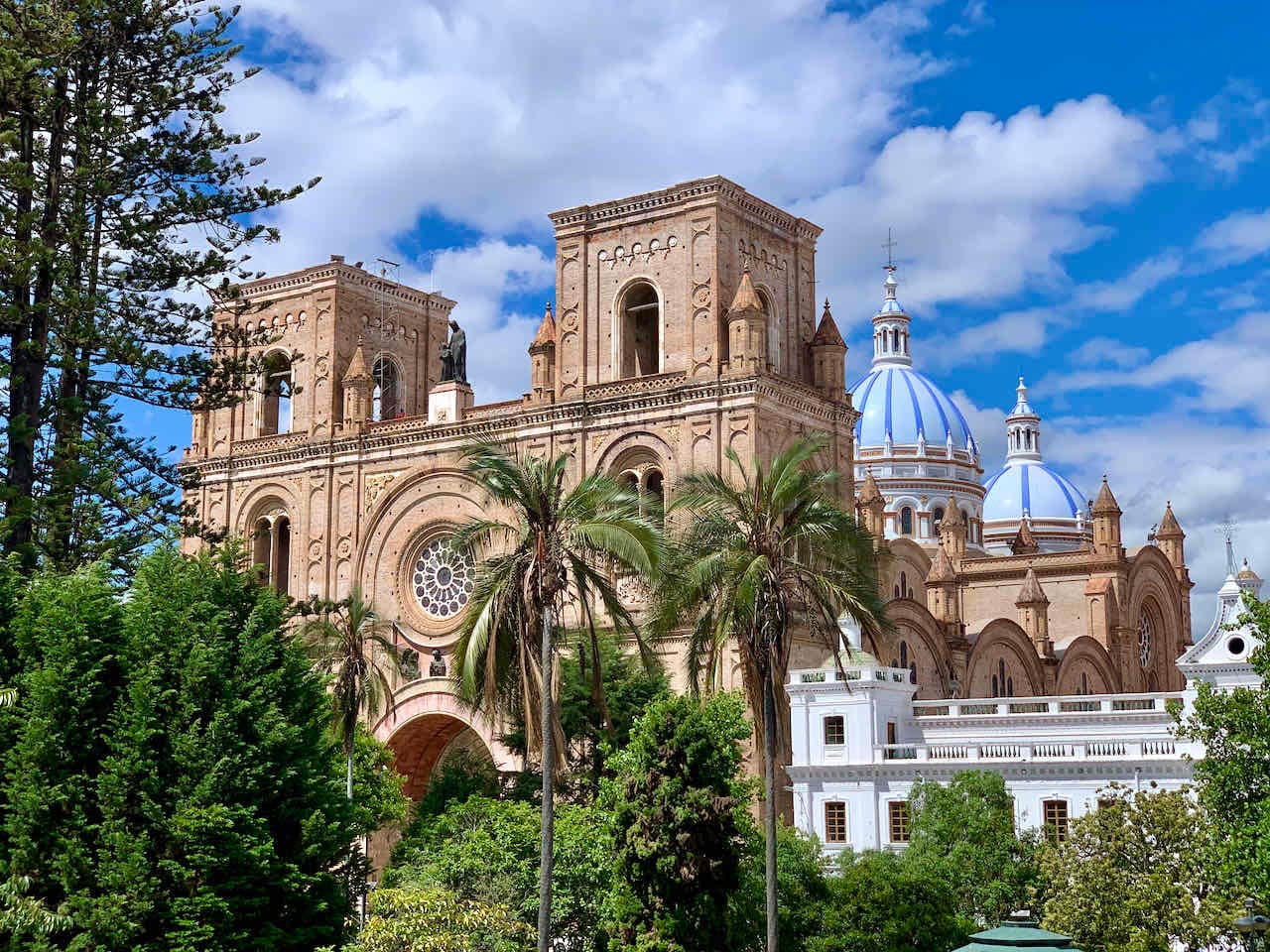 Nueva Catedral mit Parque Abdón Calderón in Cuenca Ecuador