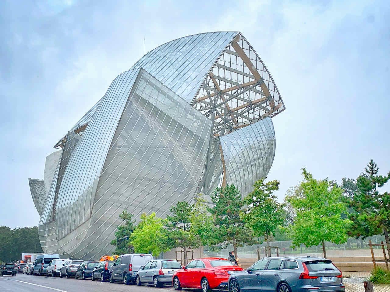 Außenansicht des Museum der Fondation Louis Vuitton, Paris, Frankreich