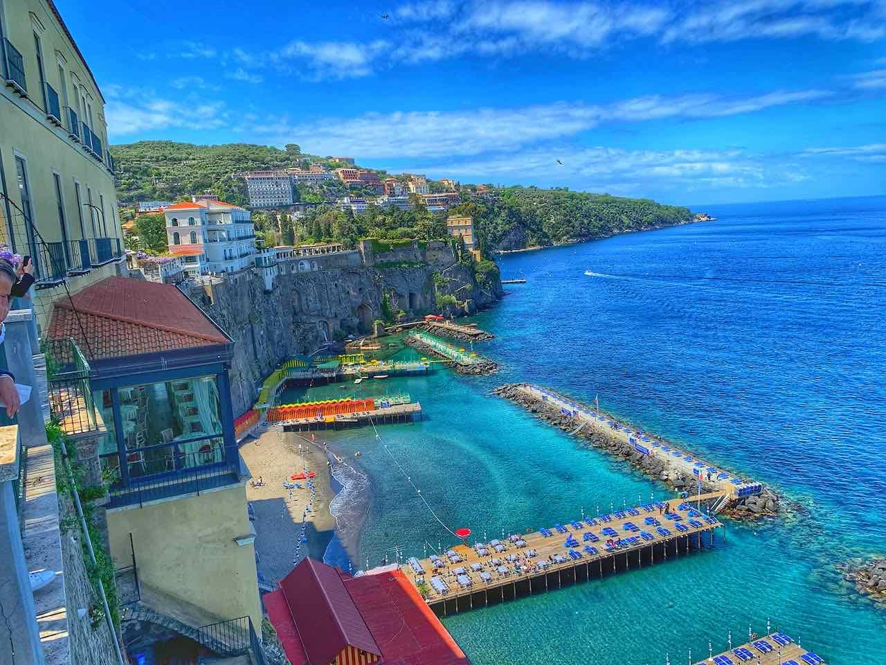 Steilküste und Strandbäder von Sorrent