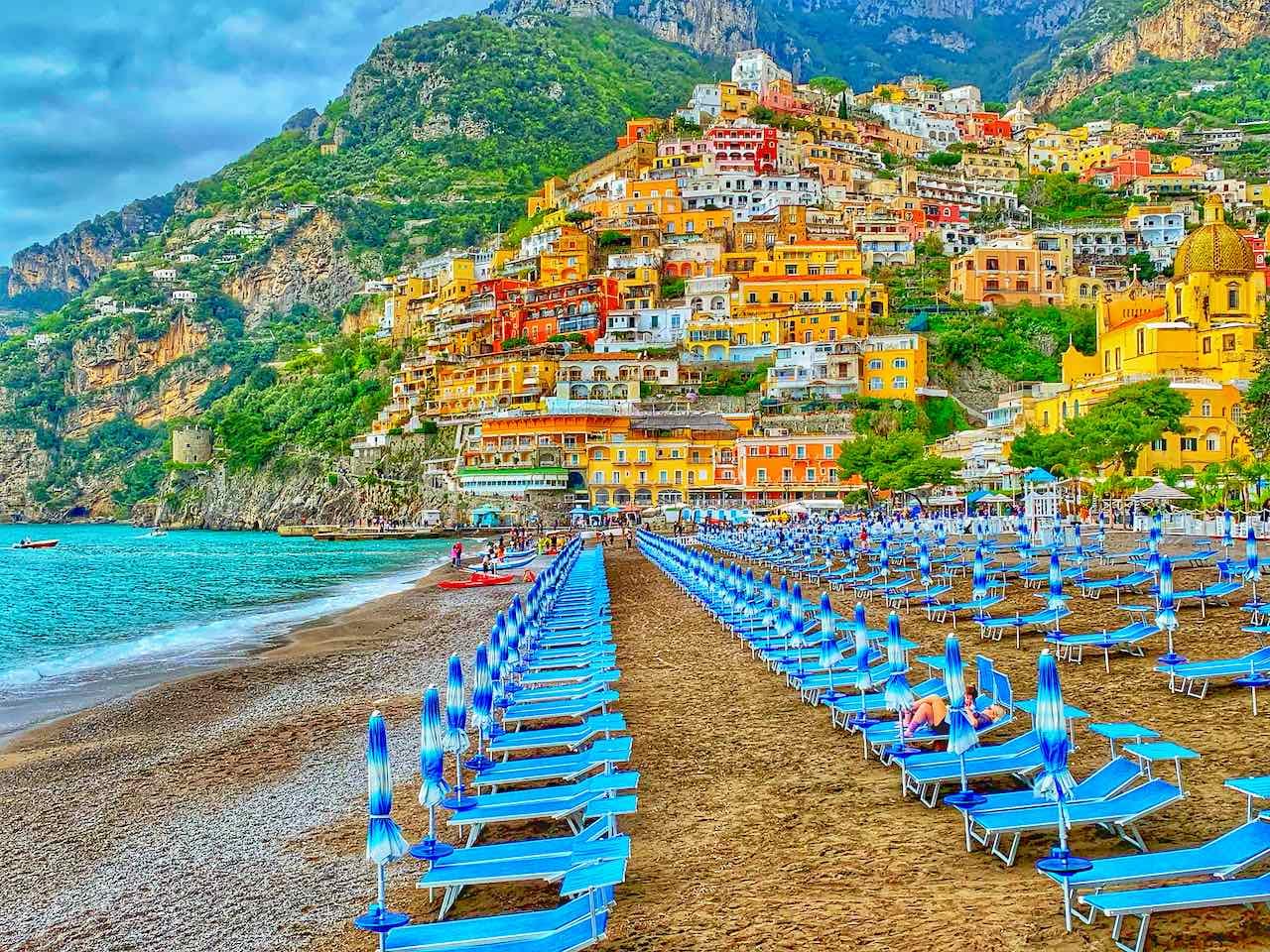 Positano mit leeren Strandliegen im April