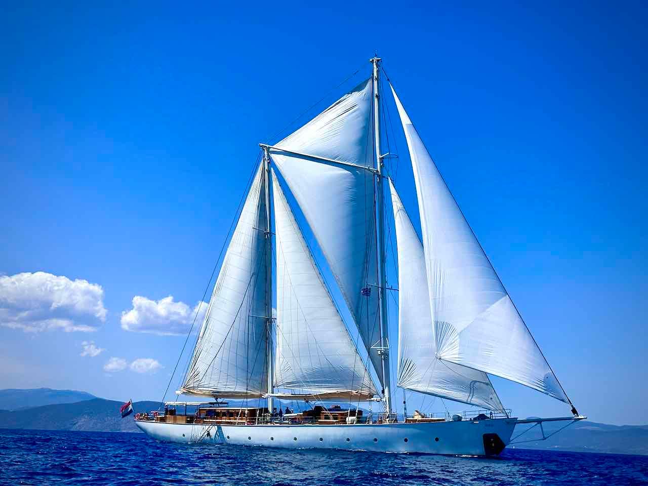 Segelyacht Rhea unter vollen Segeln in Griechenland © PetersTravel Peter Pohle