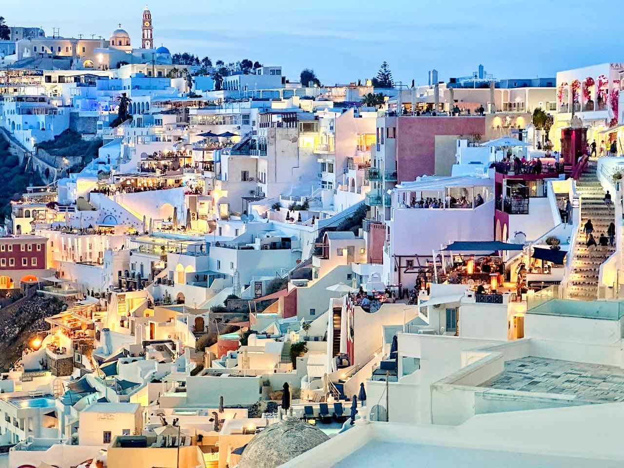 Santorini, Thira am Abend © PetersTravel Peter Pohle