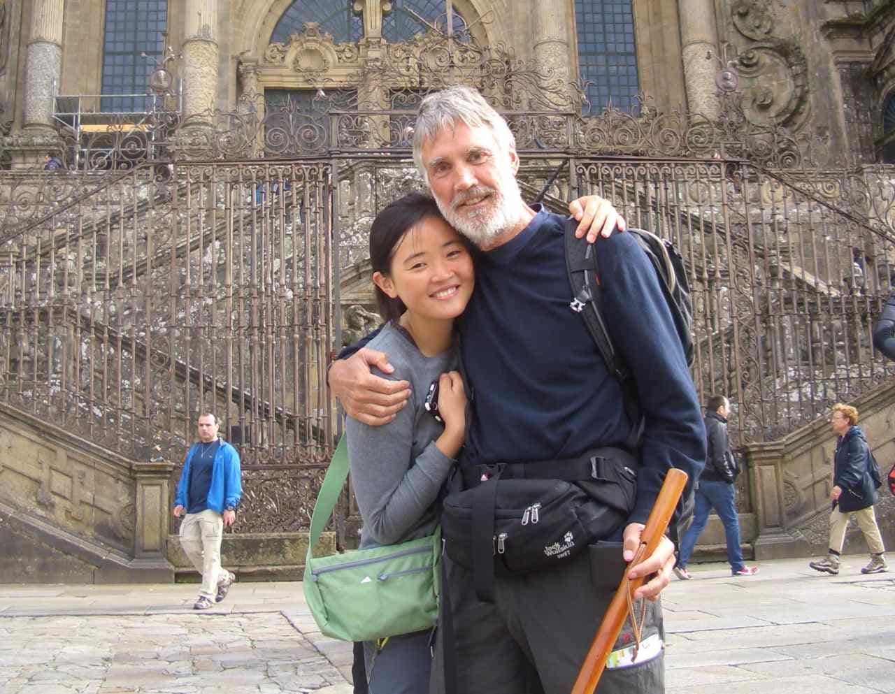 Jakobsweg, Santiago de Compostela, mit Ju Hee Yi vor der Kathedrale