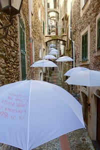 Highlights in Ligurien: Kunstinstallation mit Schirmen in Dolceacqua Copyright Peter Pohle PetersTravel