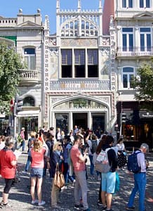 Porto Sehenswürdigkeiten: Buchhandlung Livraria Lello außen ©PetersTravel