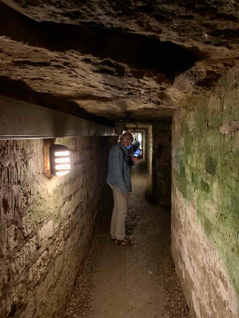 Die ersten Meter der Pariser Katakomben sind noch etwas schmal, werden aber bald weiter...