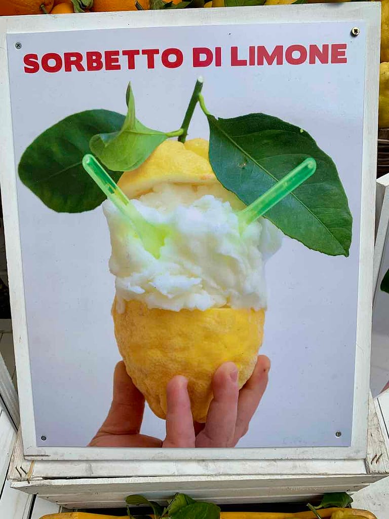 Unterwegs an der Amalfiküste: Plakatwerbung für Sorbetto di Limone in Amalfi