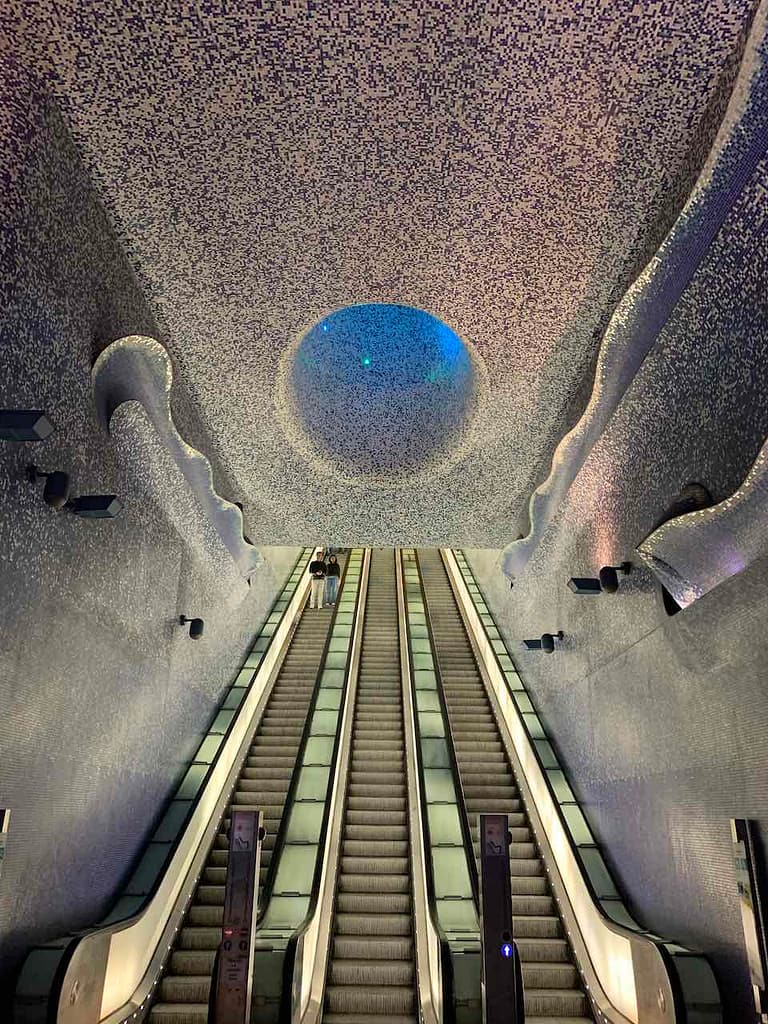 Die Metrostation Toledo in Neapel ist die schönste U-Bahnstation Europas: Um die Mosaiken von William Kentridge und vor allem die Lichtinstallationen des Amerikaners Robert Wilson zu sehen, muss man ein U-Bahn-Ticket für 1,10 Euro lösen. © PetersTravel Peter Pohle