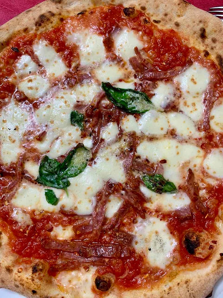 Pizza in der Pizzeria di Matteo © PetersTravel Peter Pohle