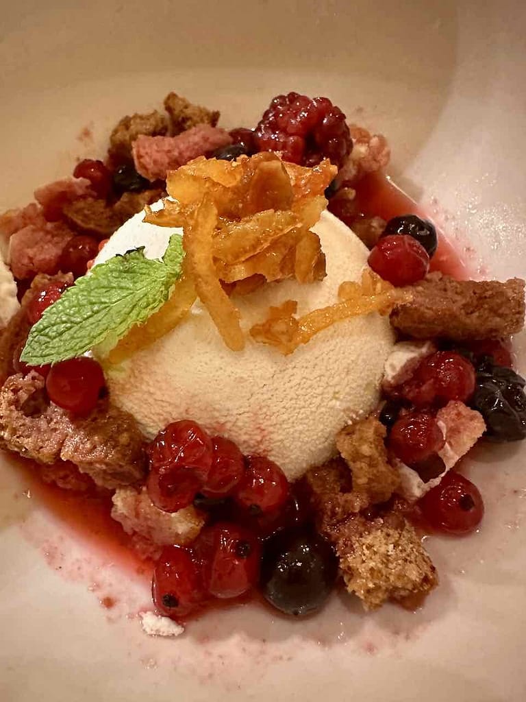 Semifreddo Al Torroncino con Salsa ai Frutti di Bosco in der Trattoria Al Refettorio © Peter Pohle PetersTravel