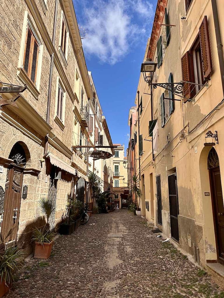 Gasse in der Altstadt von Alghero, Sardinien