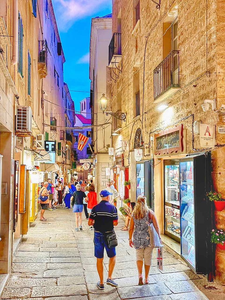 Einkaufsgasse in Alghero, Sardinien © PetersTravel Peter Pohle