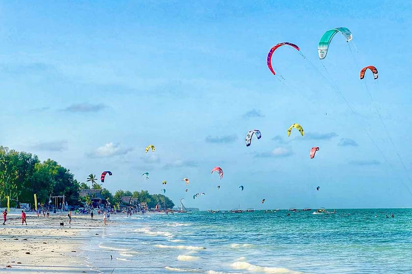 Kitesurfer am Strand von Paje auf Sansibar © Peterstravel Peter Pohle