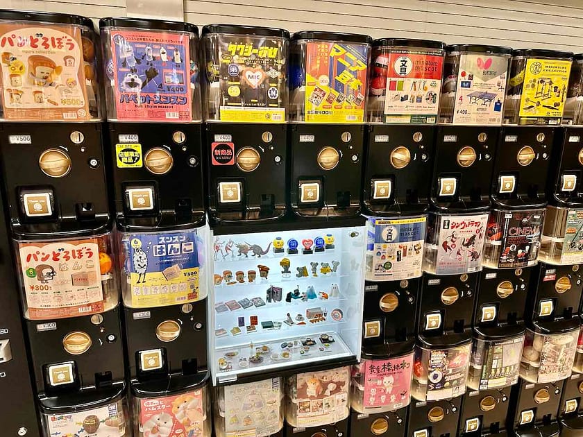 Automaten mit "Überraschungseiern" in der Kyoto Station, Japan