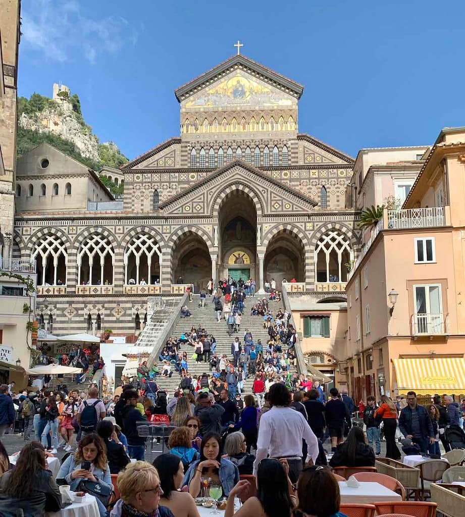 Unterwegs an der Amalfiküste: Der Dom von Amalfi ist eine mittelalterliche römisch-katholische Kathedrale auf der Piazza del Duomo