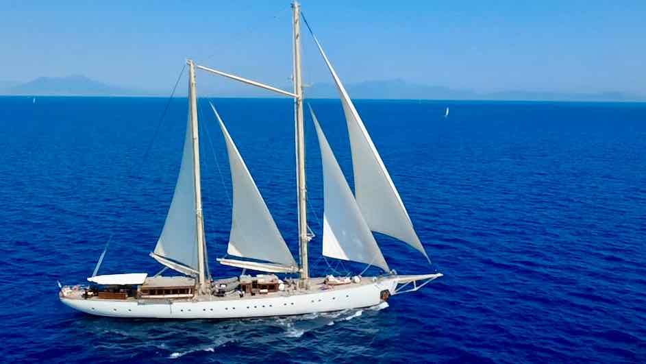 Segelyacht Chronos auf offenem Meer von der Drohne aus gesehen © PetersTravel M. Rinne