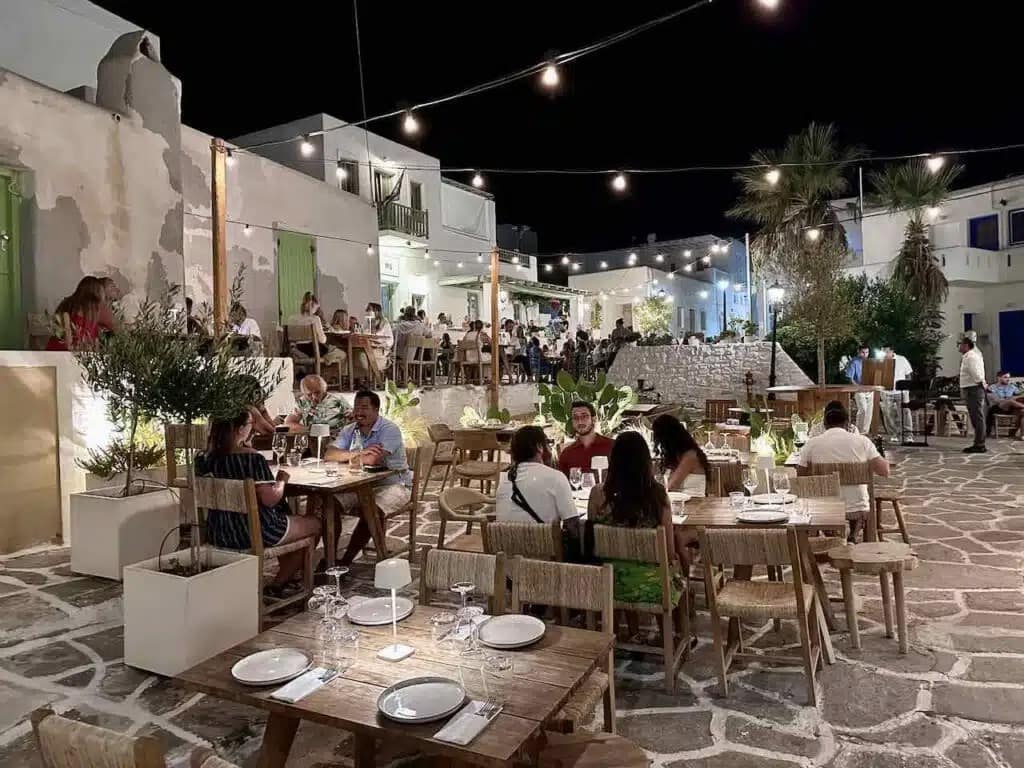 Insel Paros: Restaurants in der Altstadt von Naoussa, Griechenland