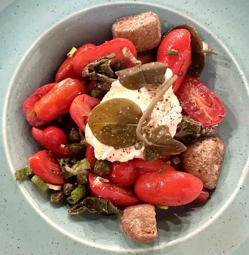 Insel Paros: Tomatensalat in der Altstadt von Naoussa