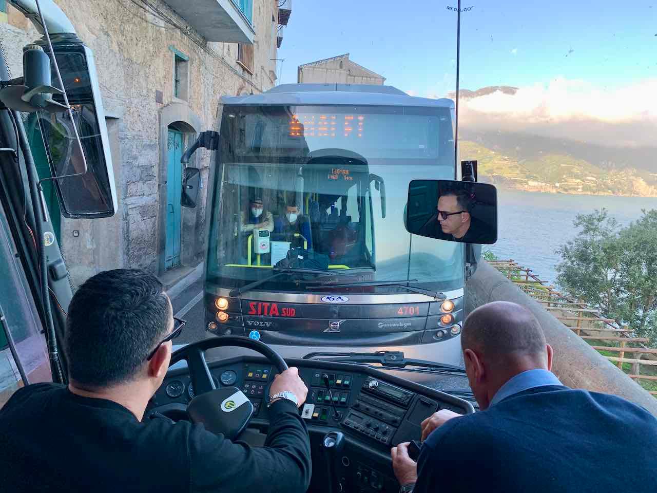 Busstau an der Costa Amalfitana mit zwei sich gegenüberstehenden Bussen auf der engen Küstenstraße Strada Statale 163 Amalfitana